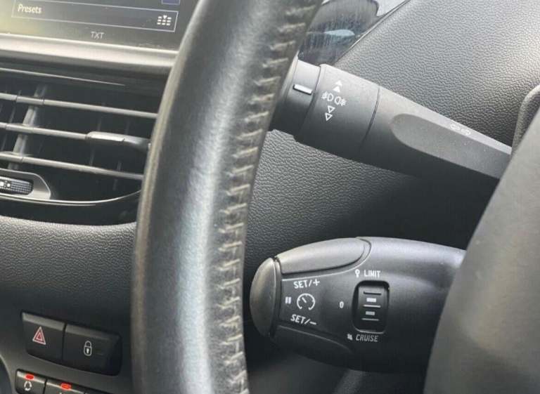 2014 Peugeot 208 1.2 VTi Style 3dr HATCHBACK PETROL Manual