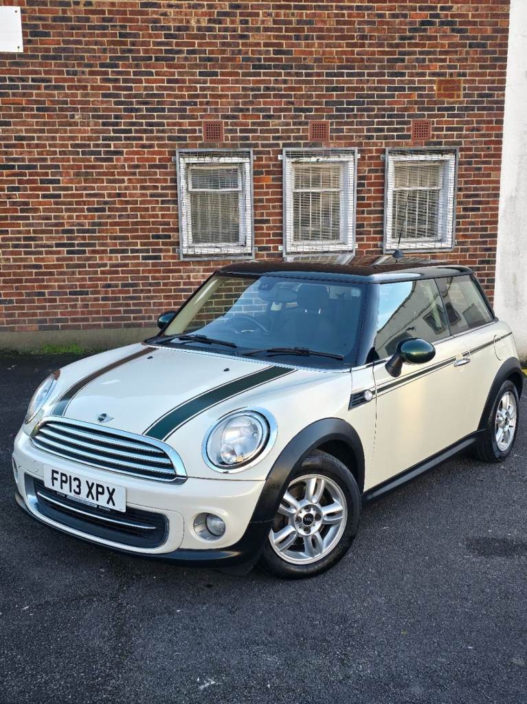 Mini Cooper AUTOMATIC 2013, Factory SAT-NAV, New MOT with no Advisories, 8 Service stamps, Bluetooth