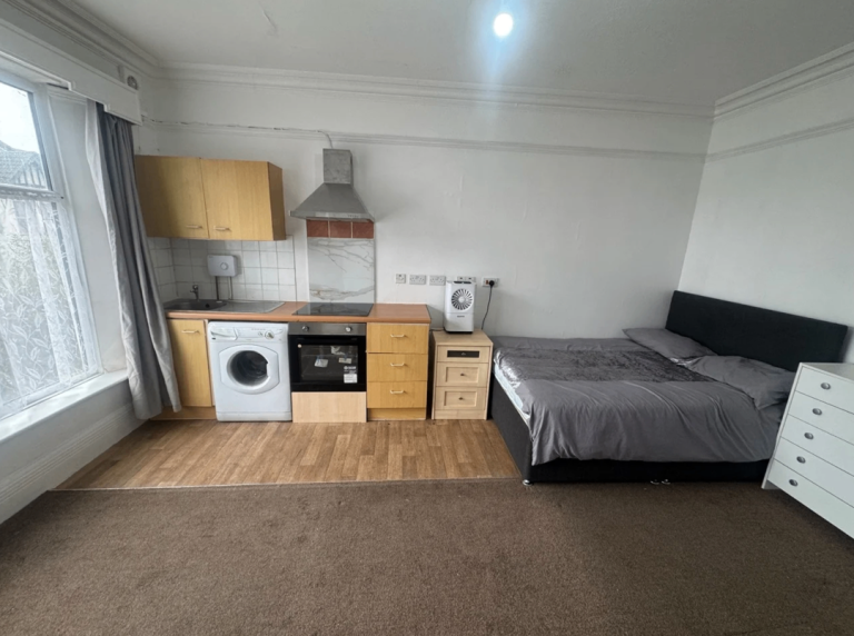 Fully Furnished Studio Flat Near Luton Towncenter