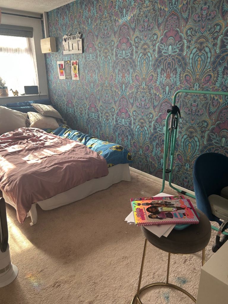Room for rent in family home 