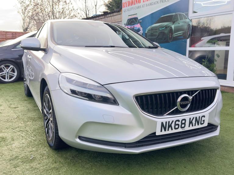 2019 Volvo V40 T2 [122] Momentum Nav Plus 5dr Geartronic HATCHBACK PETROL Automatic