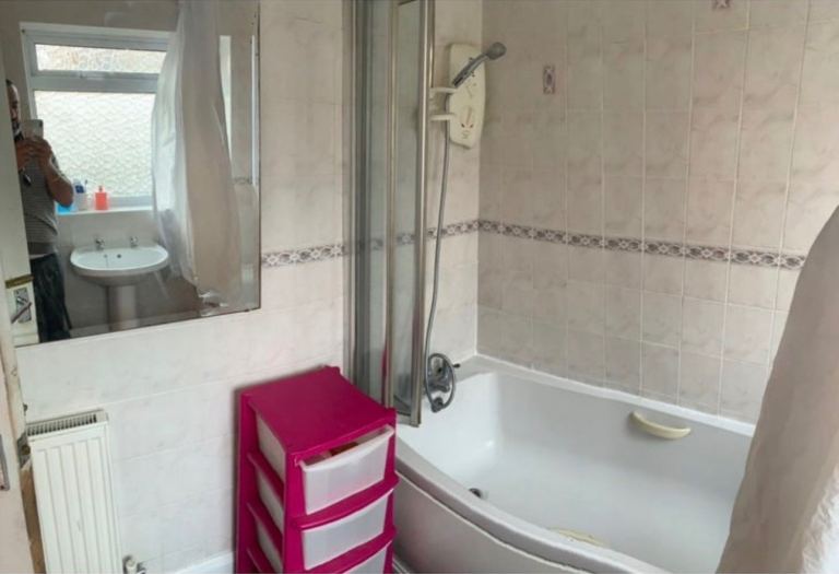 Fully furnished Extra large double room near High cross and DMU