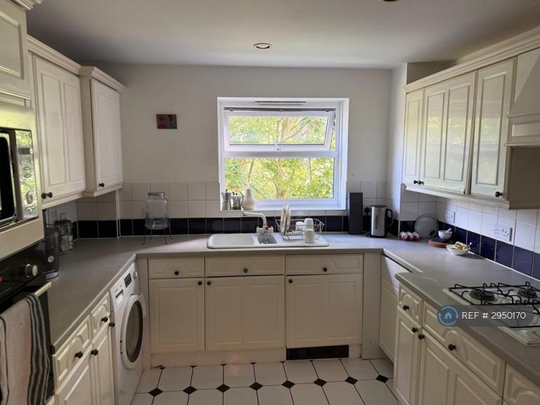 1 bedroom in Elderfield Place, London, SW17 (#2950170)