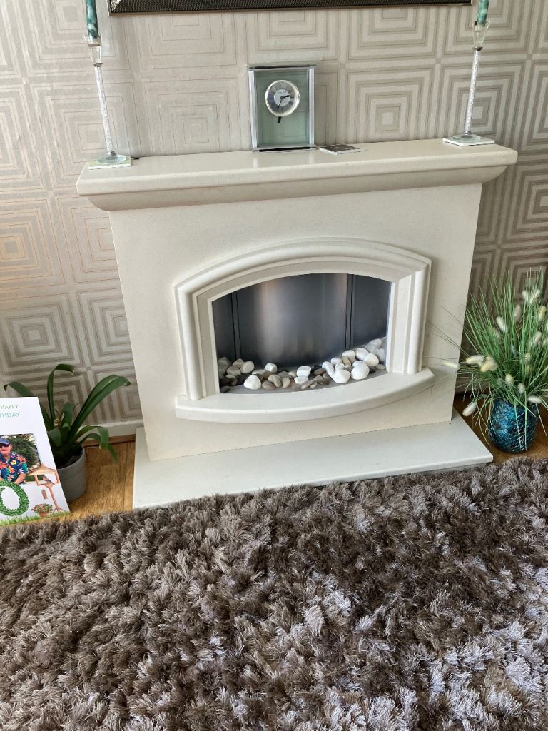Housing Unit Electric Fireplace in Excellent condition 