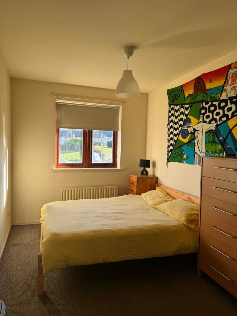 Spacious double room available near Lochend 