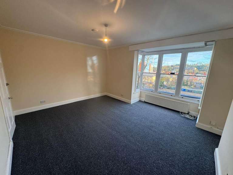 Exceptionally Large/Studio-sized rooms to Let in a Spacious 5 Double Bedroom House (Town Centre-ME4)