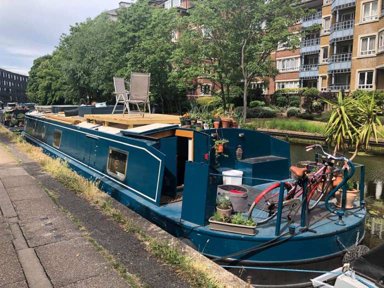 Charming Canal Boat with Living Space
