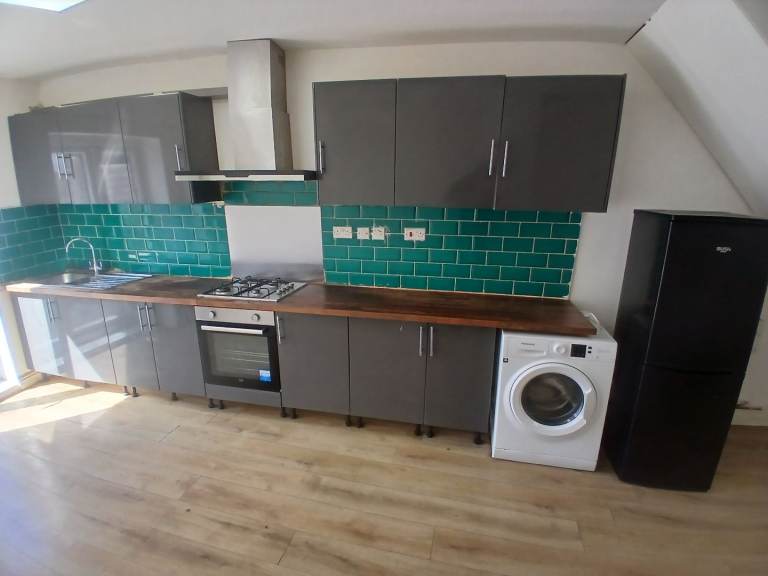 Three Bedroom End of Terrace House close to Tooting in Mitcham area
