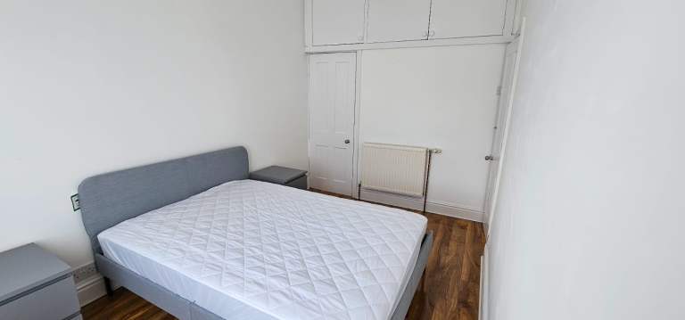 Double bedroom available for females in M8