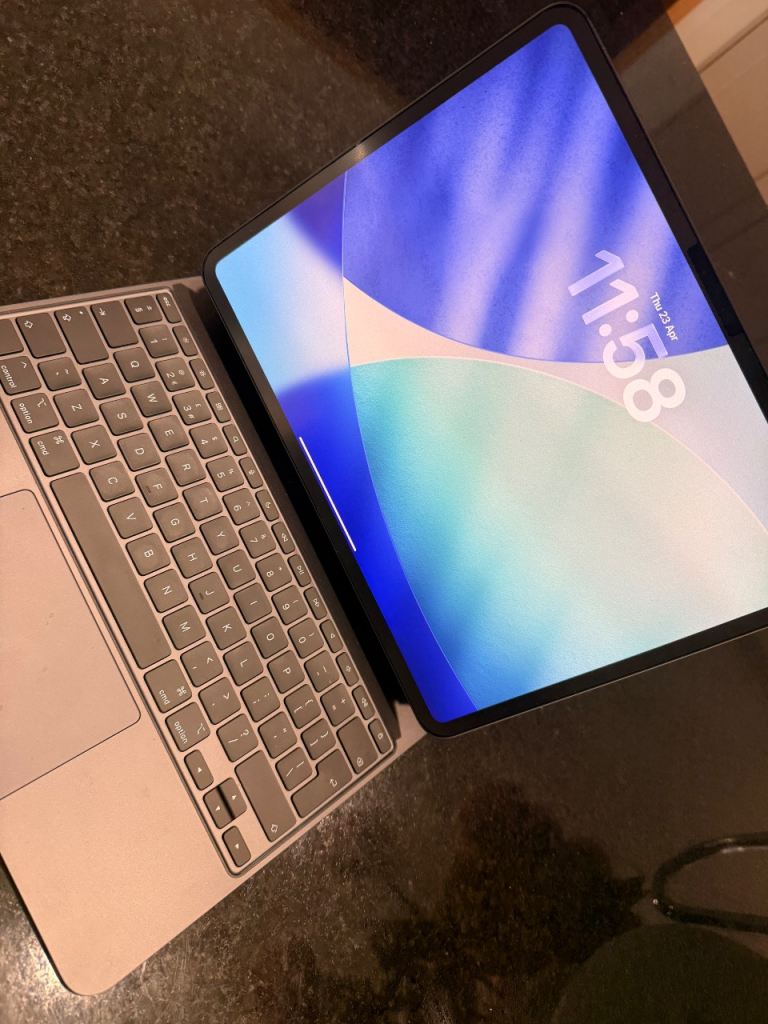 iPad Pro 13” M4 256gb WiFi. Apple Magic Keyboard 