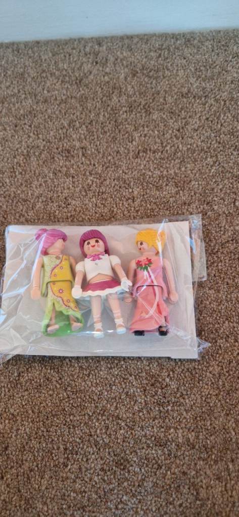 THREE PLAYMOBIL FIGURES. LADIES. IN EXCELLENT CONDITION.