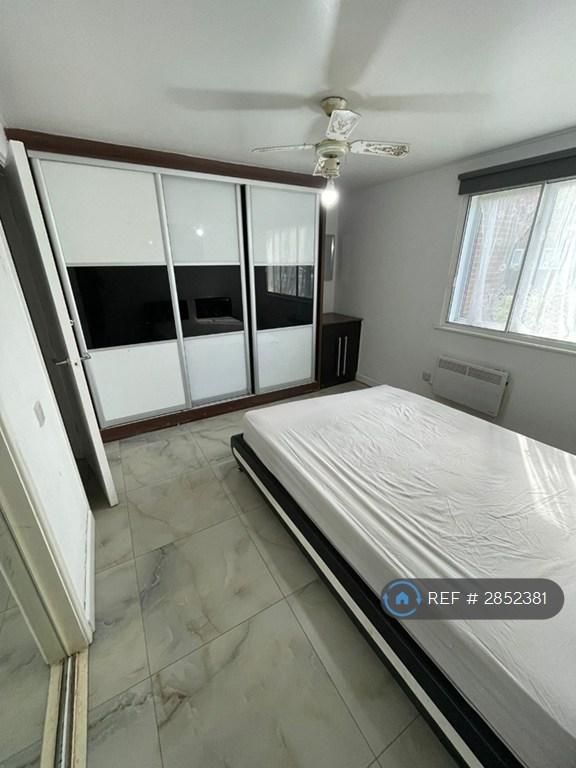 2 bedroom flat in Pickwick Close, Hounslow, TW4 (2 bed) (#2852381)