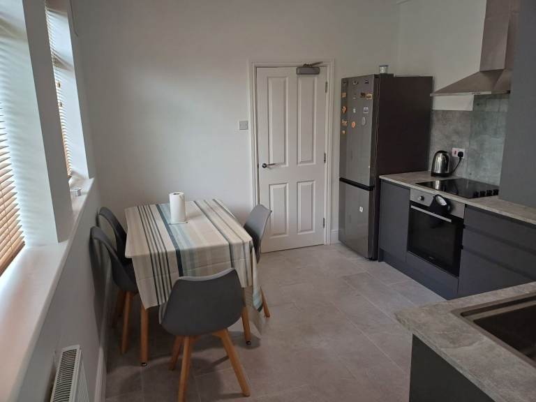 Spacious Double Room in City Centre! Clean Home.