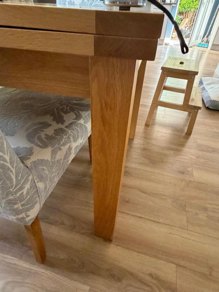 Solid wood Oak extendable dining table with 8 chairs 180cm - extends to 280 or partially 230cm
