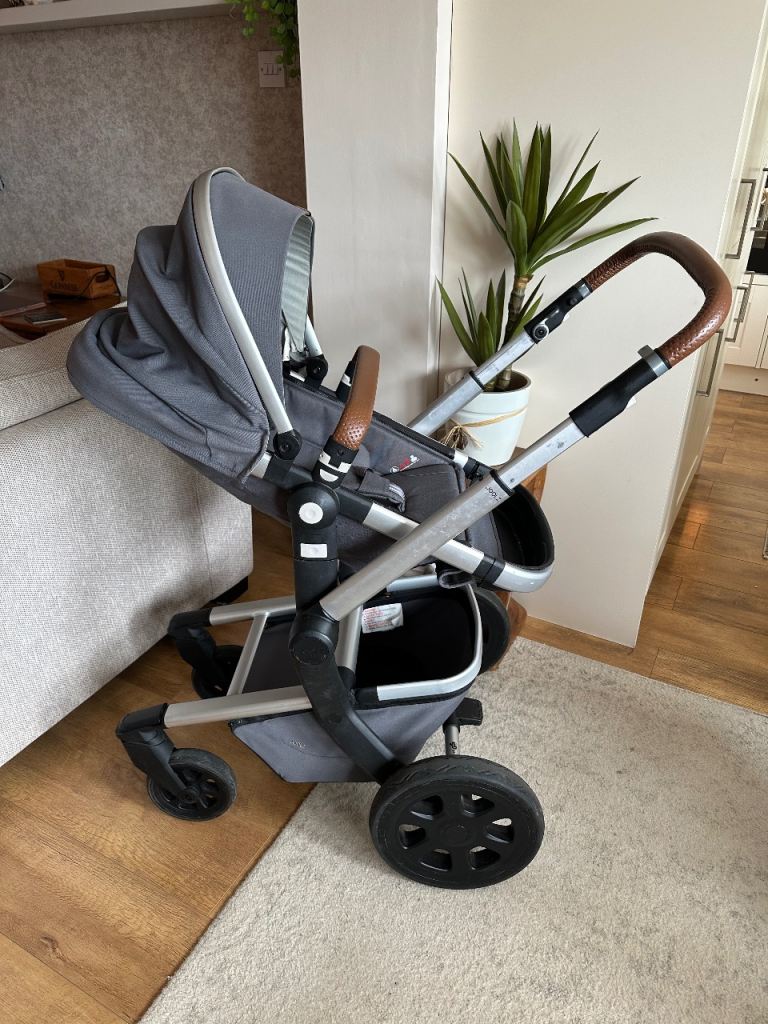 Joolz Day 3 Pram / Pushchair Bundle – Grey – Carrycot & Accessories