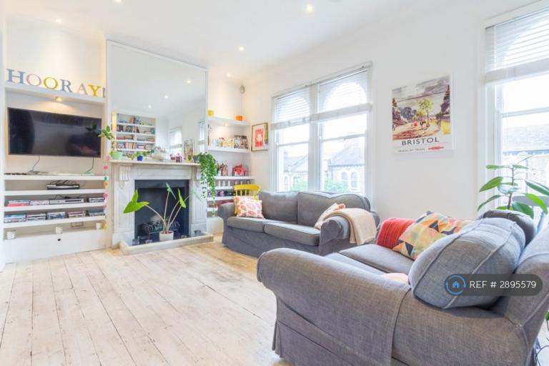2 bedroom flat in Crofton Road, London, SE5 (2 bed) (#2895579)