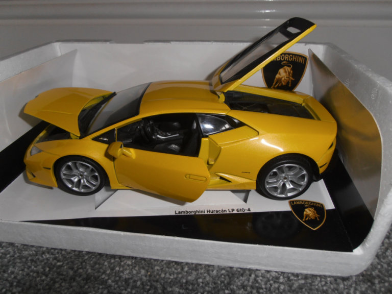 1.18 Scale Model of a Lamborghini Huracan LP610- 4 