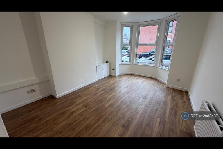 1 bedroom flat in Barrfield Road, Salford, M6 (1 bed) (#2883437)