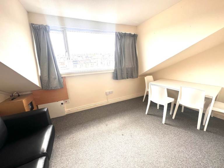 2 bedroom flat in Flat 3, Woodhead Road, Bradford