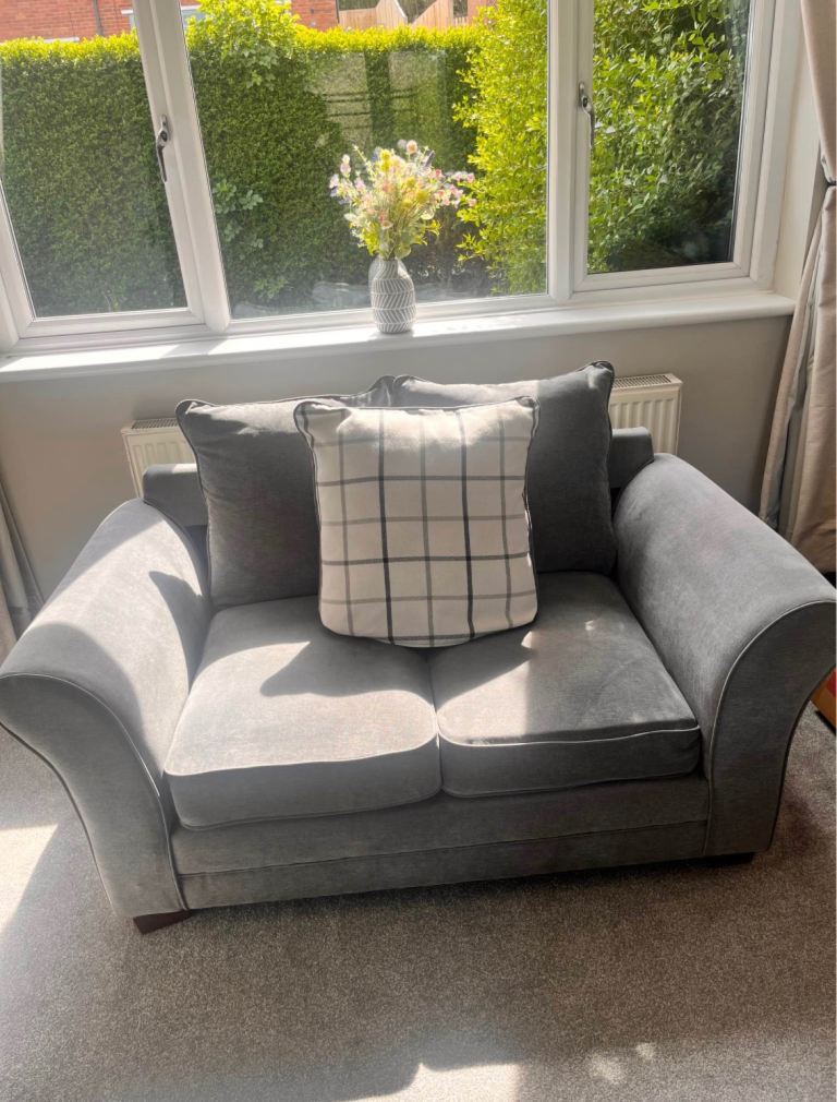 2 seater Grey sofa £120 Ono 🚚 Delivery included 