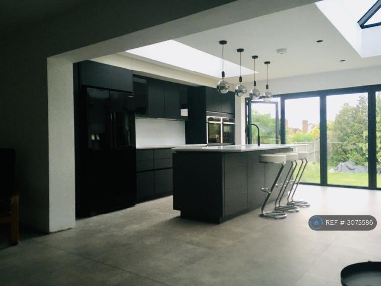 1 bedroom in Ivy Road, Benfleet, Essex, SS7 (#3075586)