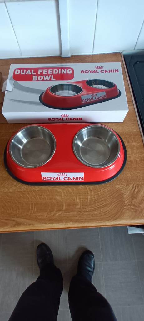 Cat feed station