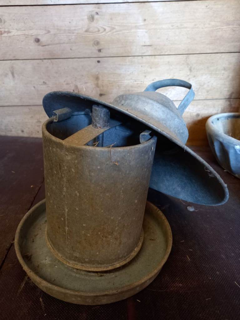 Poultry feeder