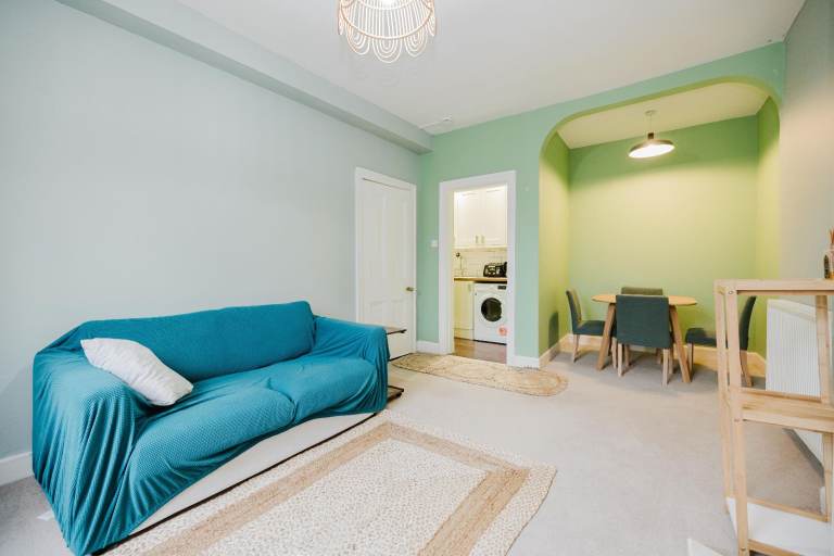 Bright and well-presented, 1 bedroom flat with communal garden – available now