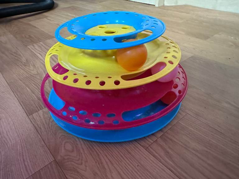 Cat Toy - Pyramid Ball Chaser