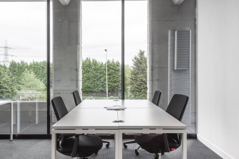 Birmingham - B24 9FE \ Office Space for Rent with 5 Desks