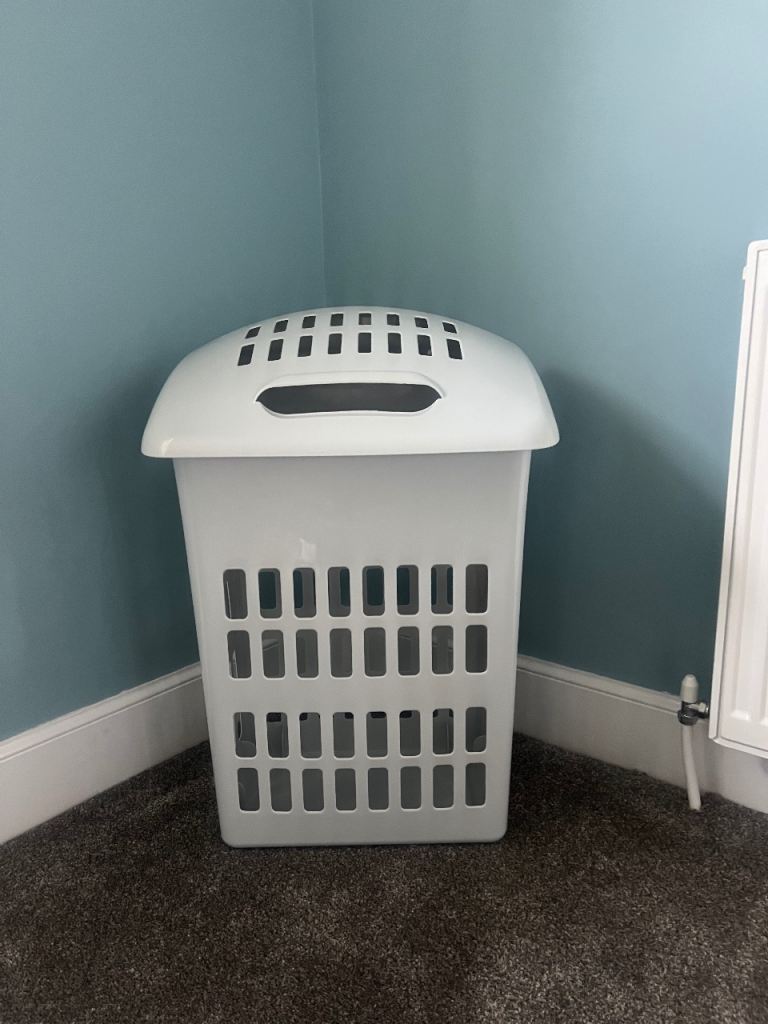 White Plastic Laundry Basket with Lid – Excellent Condition