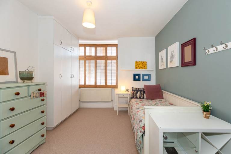 Double room for tidy lady