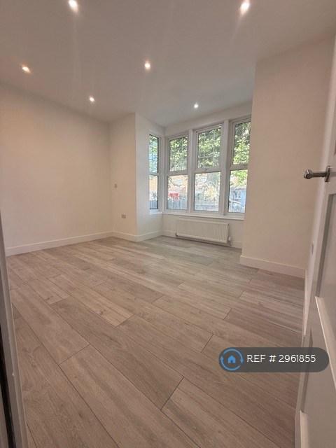 3 bedroom flat in St. James Road, Sutton, SM1 (3 bed) (#2961855)