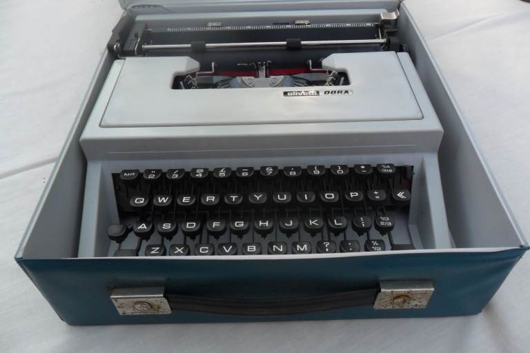 VINTAGE OLIVETTI DORA TYPEWRITER