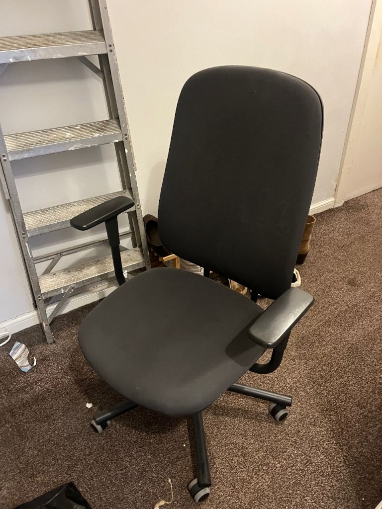 Black Office Chair with Armrests – New Condition