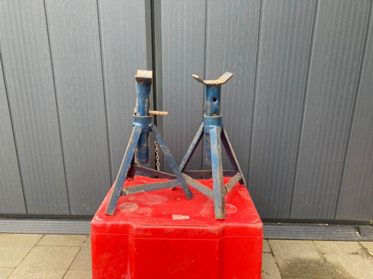 Axles stands