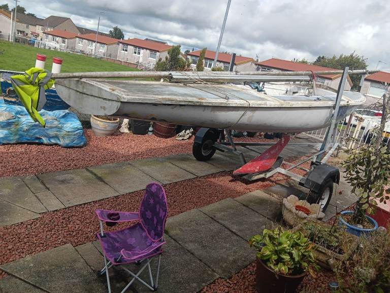 Small Sailing boat with Trailer – Needs TLC