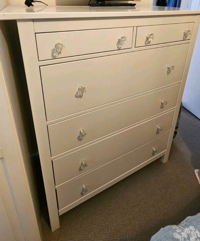 Cream Bedroom Furniture Set – Wardrobe and Chest of Drawers