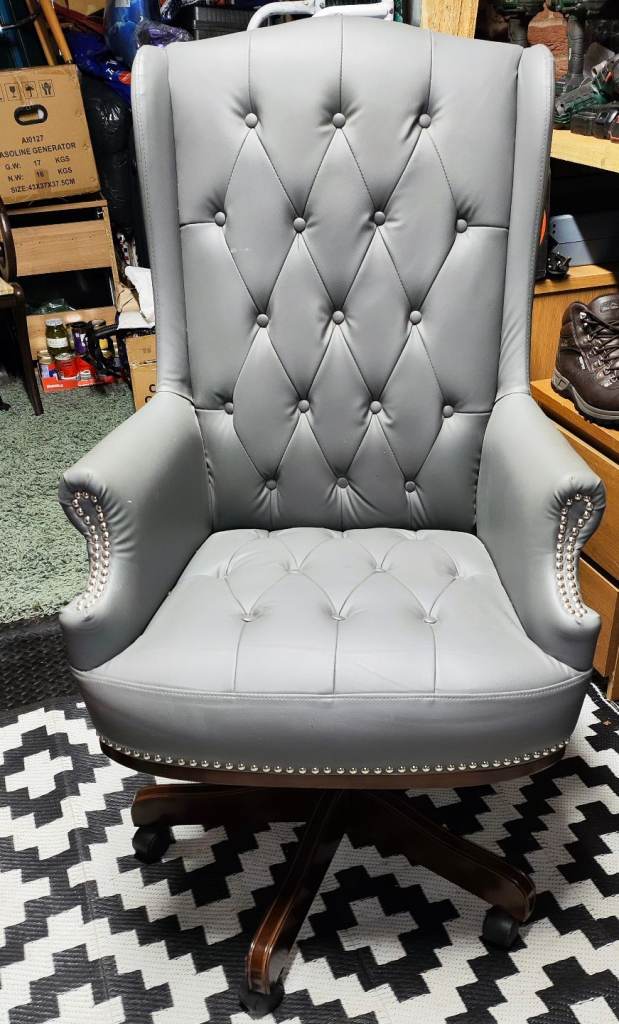 Lovely swivel office chair