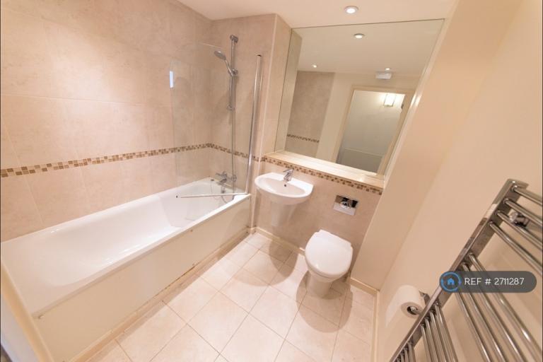 1 bedroom flat in Douglas Path, London, E14 (1 bed) (#2711287)