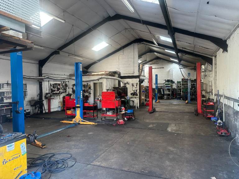 CAR WOKSHOP SPACE WITH 4-TON LIFT FOR RENT - AVAILABLE NOW