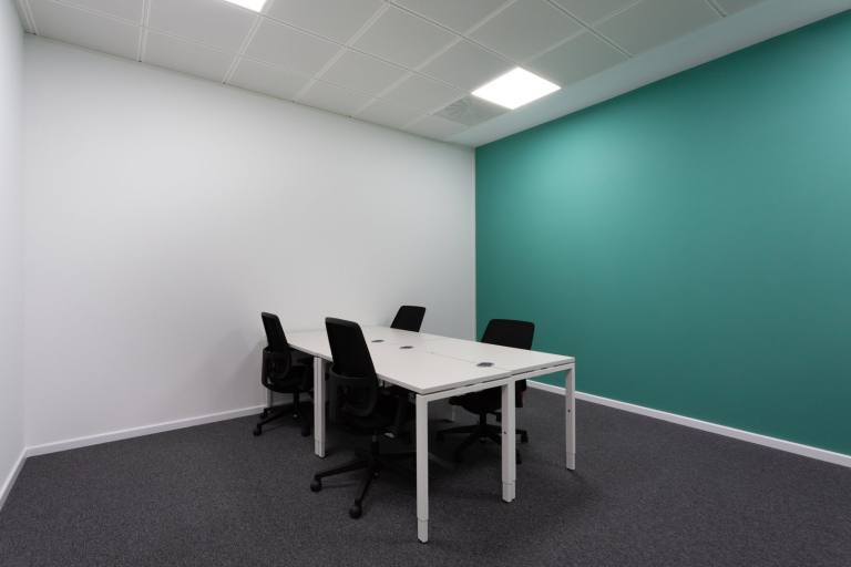 Guildford - GU2 8XG \ Office Space for Rent - 1 Desk Available