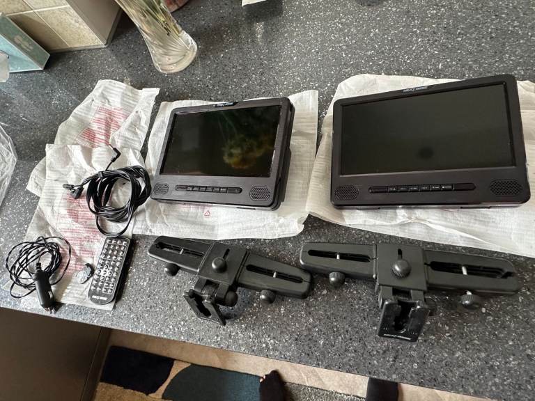 2x car DVDs Nextbase, 2 head rest support, remote, battery, play 2 different DVDs or sync to 1, NB9D