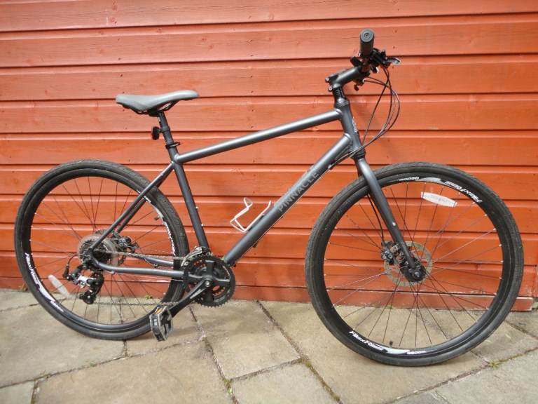 Pinnacle lithium hybrid bike, 19 inch lightweight frame, 21 gears, disc brakes, excellent condition 