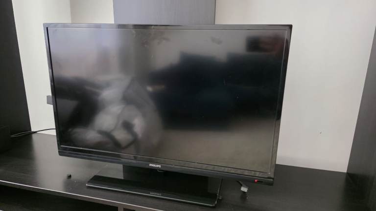 Philips 32-inch HD LED TV 32PFL4008/56 with stand