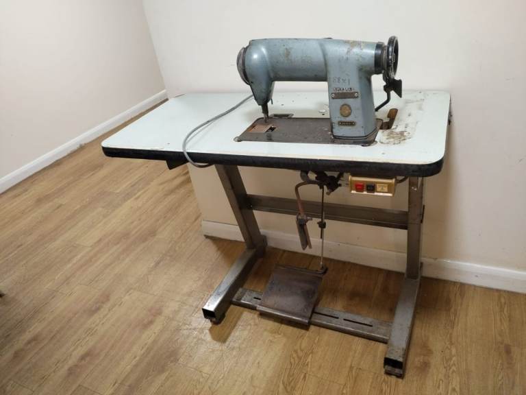 Singer Industrial sewing machine full working order 
