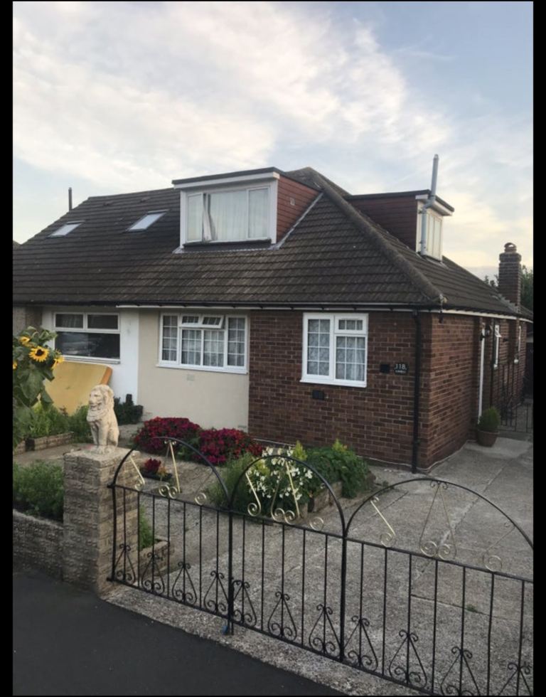 Newly refurbished double room with en-suite to rent near Hatton Cross Tube Station