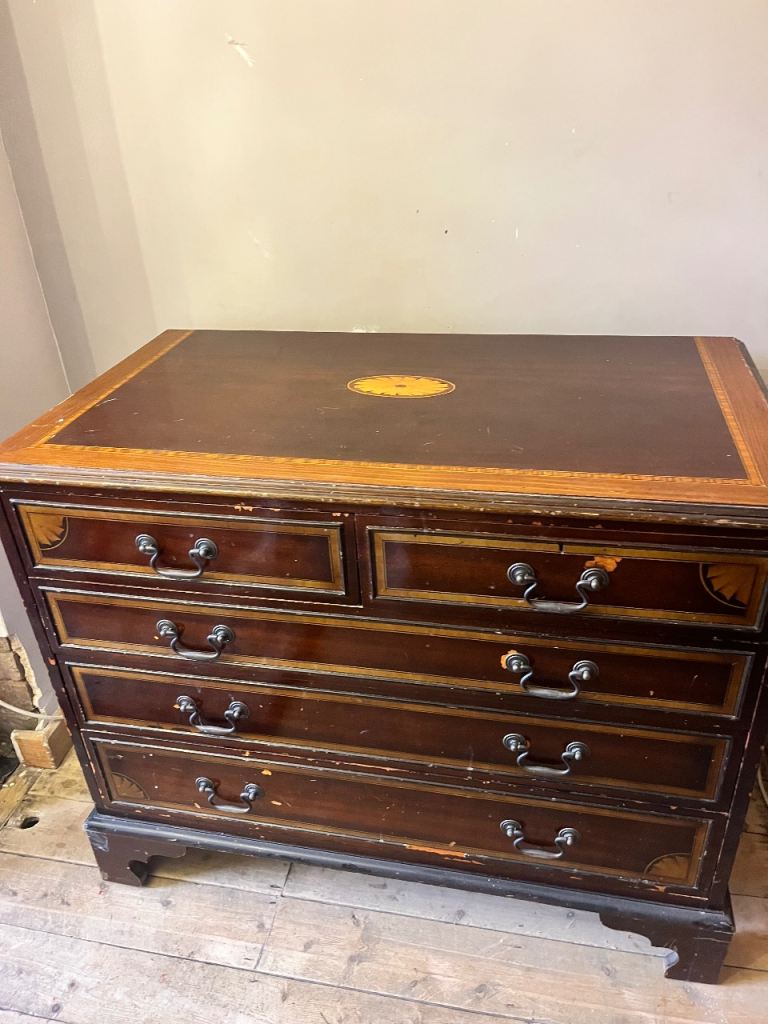 Wooden chest of drawers 