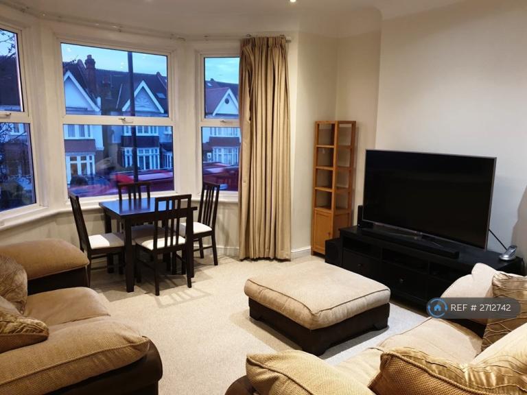 2 bedroom flat in Worple Road, London, SW20 (2 bed) (#2712742)