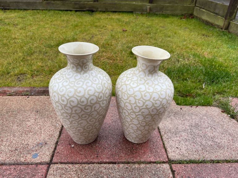 Pair of Decorative Vases – Cream with Swirl Pattern
